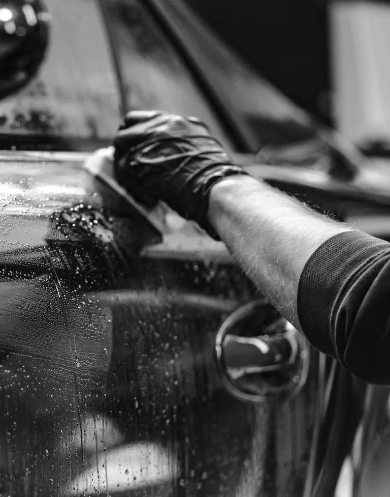 Lavaggio auto fai da te: i trucchi per brillare la carrozzeria