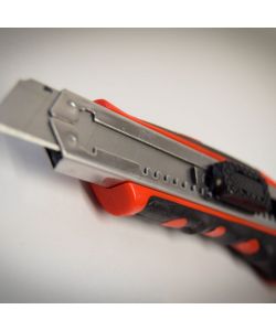 Connex Cutter Professionale 18 mm - Manico Ergonomico - Ricambio Lama Automatico - 3 Lame Inclusa