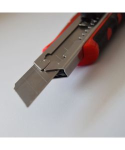 Connex Cutter Professionale 18 mm - Manico Ergonomico - Ricambio Lama Automatico - 3 Lame Inclusa